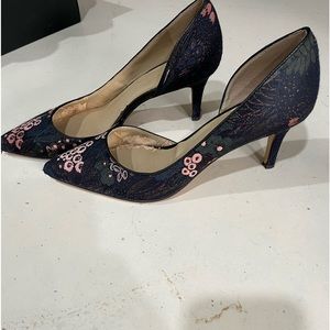 Ann Taylor navy blue floral pumps